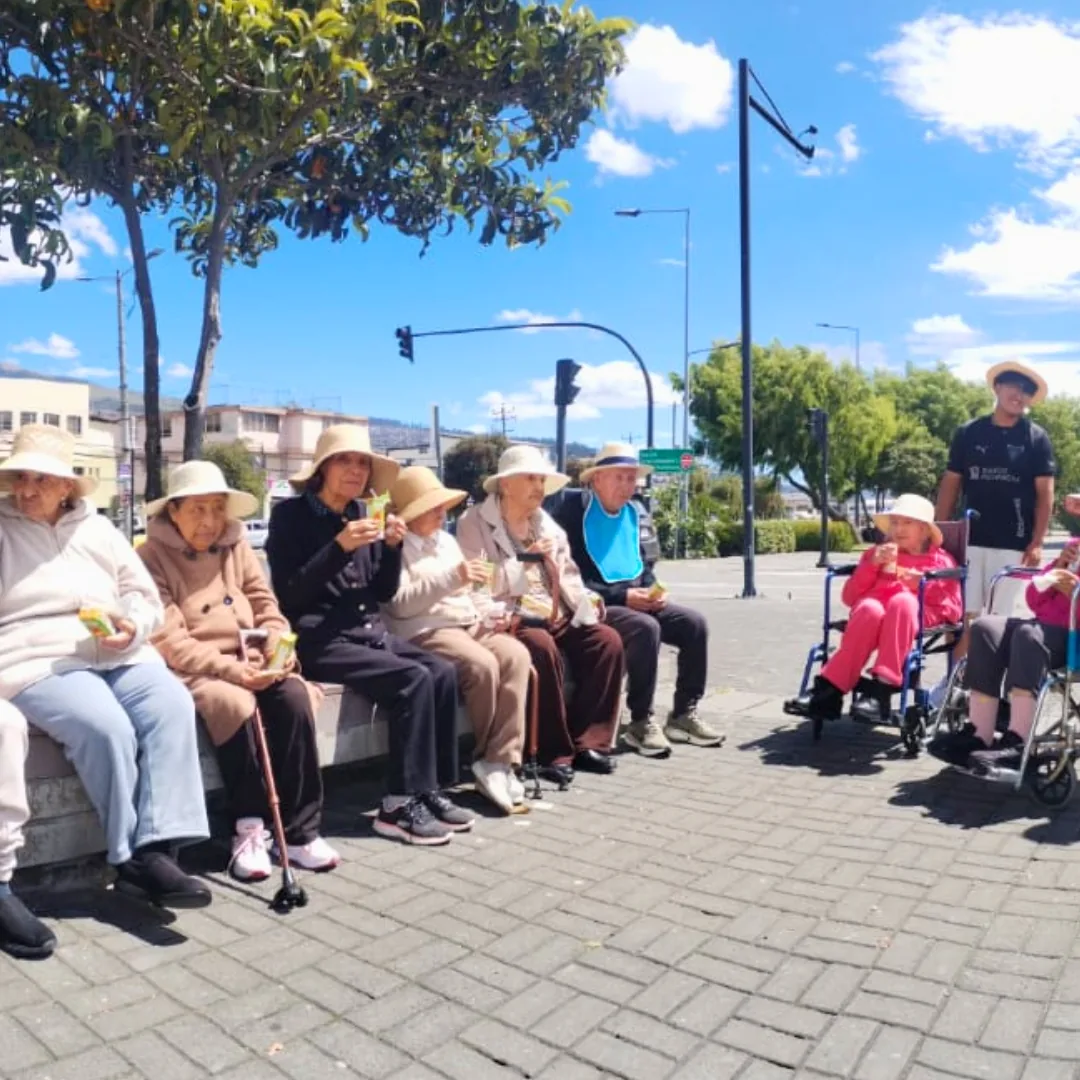 Residentes de Shiloh durante un paseo recreativo